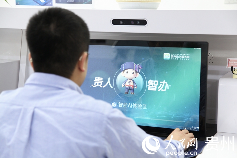 群眾體驗“貴人智辦”。人民網 龍章榆攝