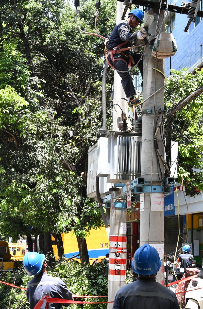 10千伏神奇路线兴达市场1号公变工作现场。