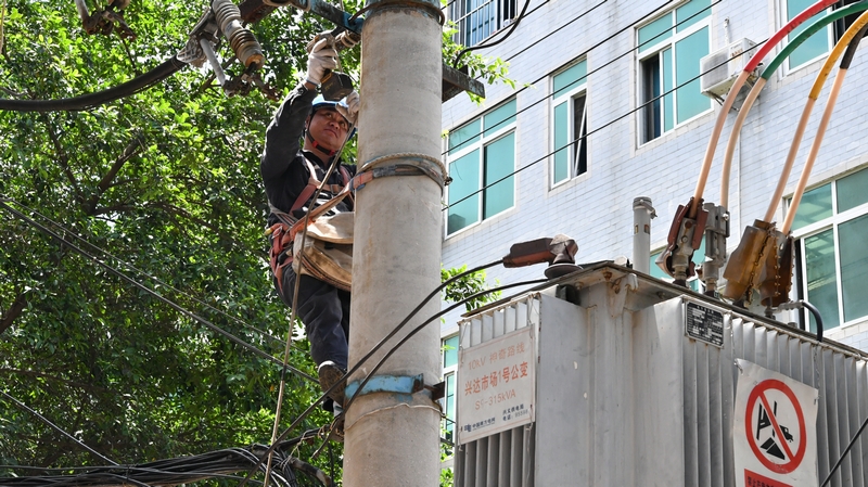 工作人员在更换10千伏神奇路线兴达市场1号公变令克。