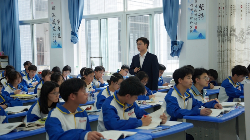 瓮安中学教师李春陶正在给学生上课。王媛俪摄