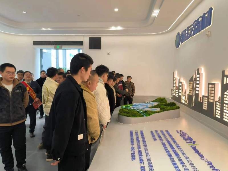 求职者前往贵州雅友新材料有限公司进行观摩。