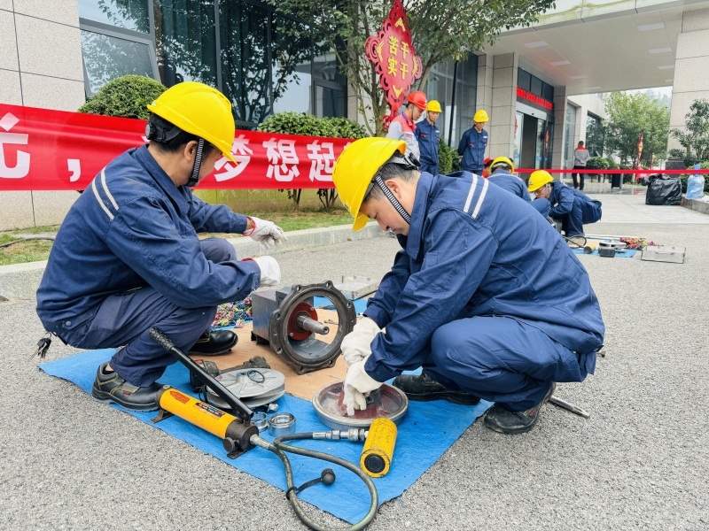 职工参加技能比武大赛。