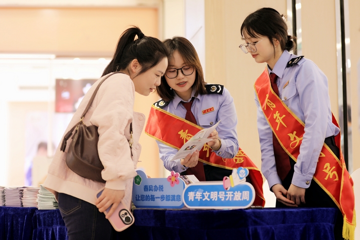 凯里市税务局开展“税务春日暖心集市”活动——活动现场设置“税收政策咨询台”（作者：杨文）.jpg