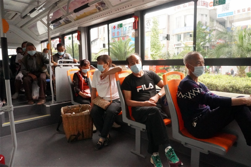 氢能公交上的乘客。顾冰洁摄
