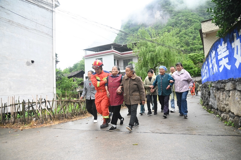 5月8日，贵州省铜仁市松桃苗族自治县乌罗镇峰岩村村民在开展汛期地质灾害逃生演练。