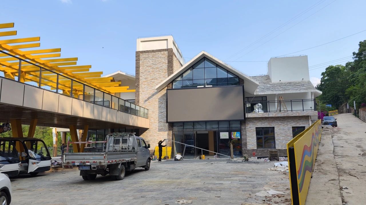 黄果树小黄鸭主题漂流项目施工建设中。