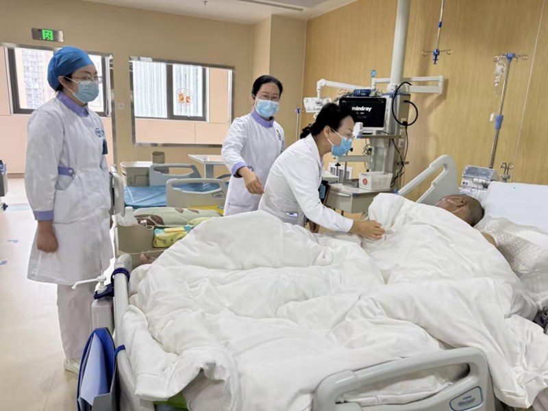 貴州省人民醫院護理部副主任李娟在神經外科重症監護室進行護理質量查房。