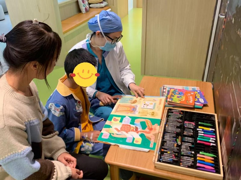 上海兒童醫學中心貴州醫院護士為患兒講解術前科普知識，幫助患兒緩解術前焦慮。