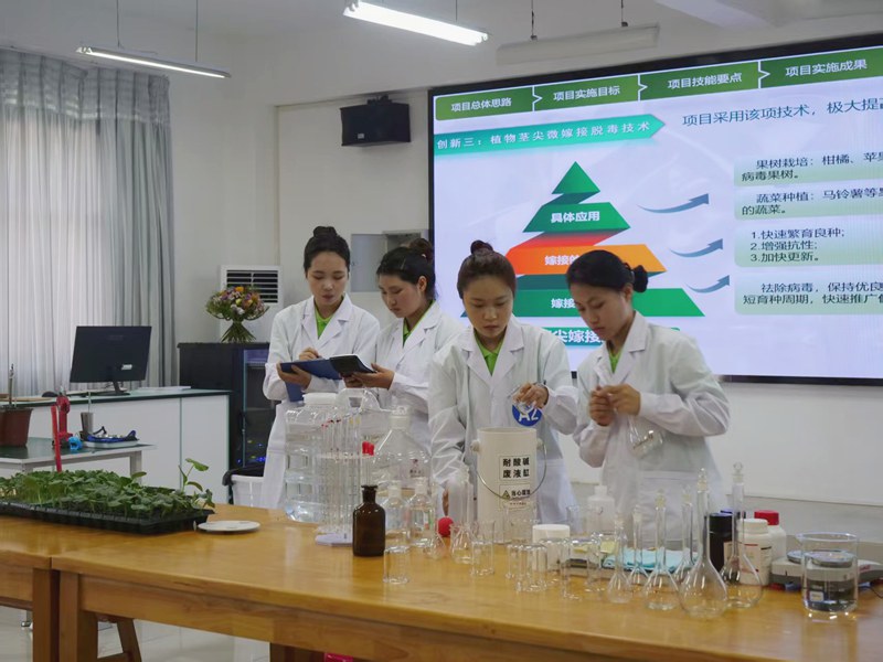 参赛选手们现场演示配置营养液。