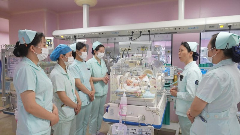 貴陽市婦幼保健院新生兒科護士們正在溝通患兒情況。