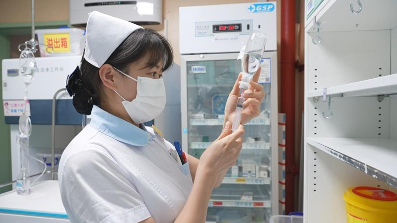 貴陽市婦幼保健院兒童血液科護士正在配藥。