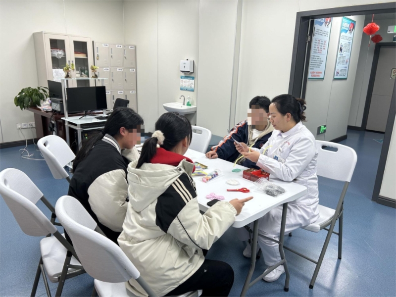 獨山縣人民醫院精神心理科護士與患者一 起做工娛活動現場。