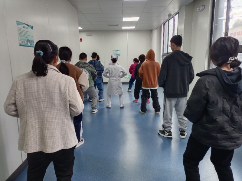 獨山縣人民醫院精神心理科護士帶領患者做康復運動現場。