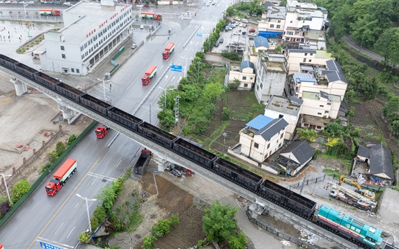 5月10日，在六盘水市六枝特区，全国首台商用氢能机车头试运行，49吨级氢能重卡正式投运。尚宇杰 摄.jpg