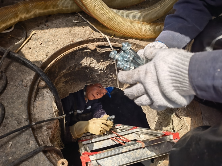 貴州電網公司興義供電局城區分局工作人員在涉水的地下電纜溝裡對配電電纜設備開展特巡特維。盧關文攝