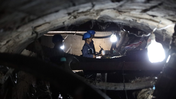 貴州電網公司興義供電局城區分局工作人員在涉水的地下電纜溝裡對配電電纜設備開展特巡特維。盧關文攝
