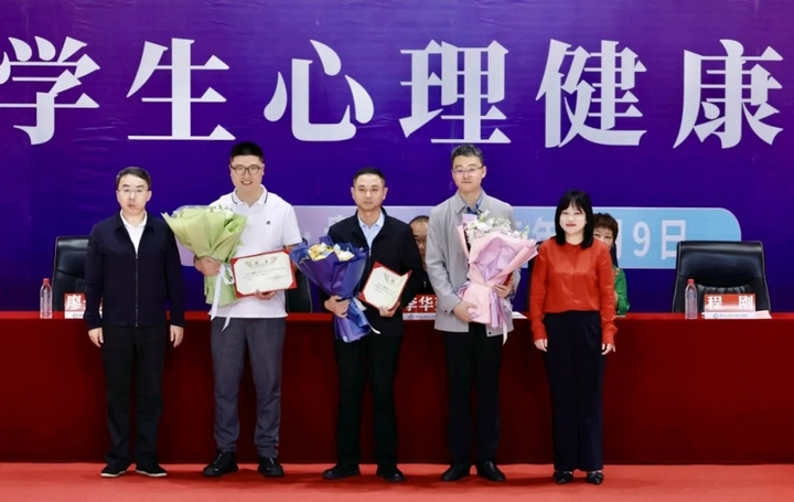 2、贵阳幼儿师范高等专科学校党委副书记廖光力，党委委员、纪委书记陈尧年为专家颁发导师聘书。