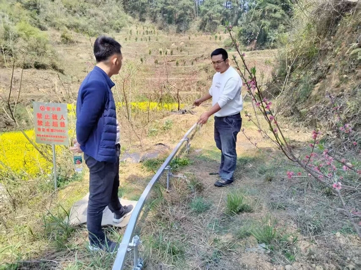 图为：工作人员介绍山地轨道运输车轨道建设情况 。司宇摄