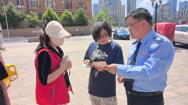 个税宣传进社区 诚信纳税入人心。