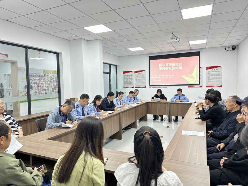 个税宣传进社区 诚信纳税入人心。