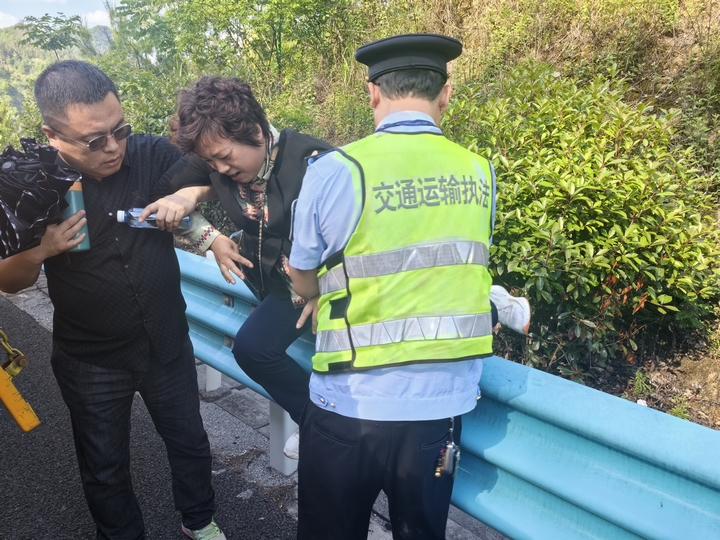 攙扶旅客跨越護欄.jpg