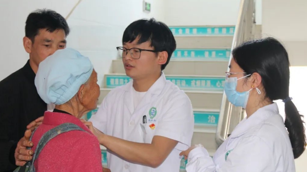 徐正波为患者会诊现场。