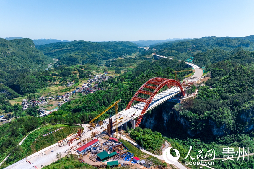 建設中的貴平高速馬場河特大橋。人民網記者 涂敏攝