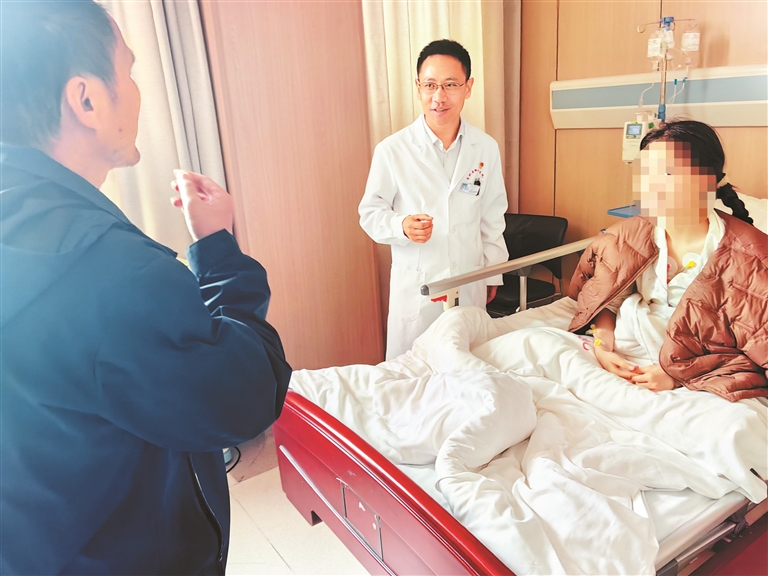胡馗與小顏家屬交流，了解有關情況。