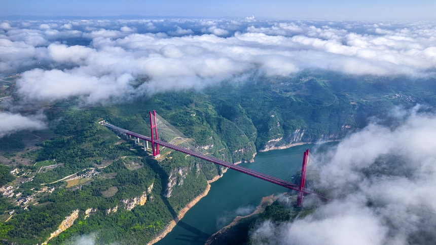 2025年5月11日清晨，貴黔高速公路（貴陽至黔西）鴨池河特大橋與雲霧、山川、碧水交相輝映。