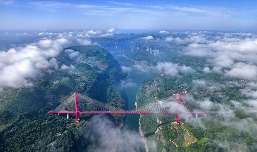 2025年5月11日清晨，貴黔高速公路（貴陽至黔西）鴨池河特大橋與雲霧、山川、碧水交相輝映。