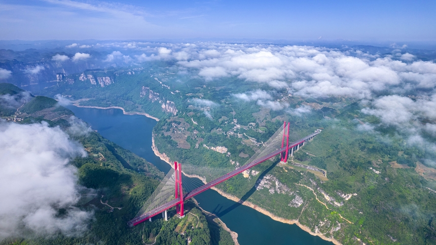 2025年5月11日清晨，貴黔高速公路（貴陽至黔西）鴨池河特大橋與雲霧、山川、碧水交相輝映。