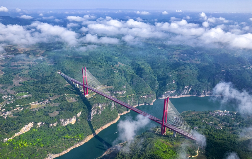 2025年5月11日清晨，貴黔高速公路（貴陽至黔西）鴨池河特大橋與雲霧、山川、碧水交相輝映。