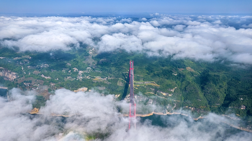 2025年5月11日清晨，貴黔高速公路（貴陽至黔西）鴨池河特大橋與雲霧、山川、碧水交相輝映。