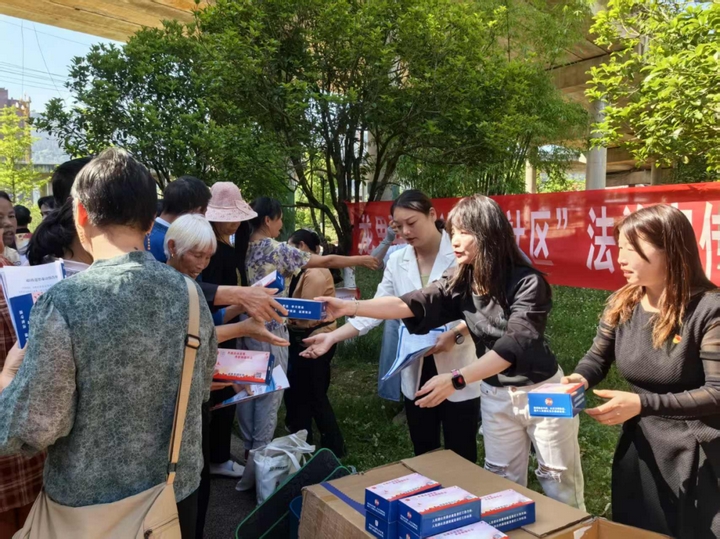 在龙里县龙羊立交桥下公园开展法治宣传。.jpg