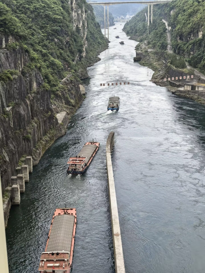 下行重载船舶驶离引航道.jpg