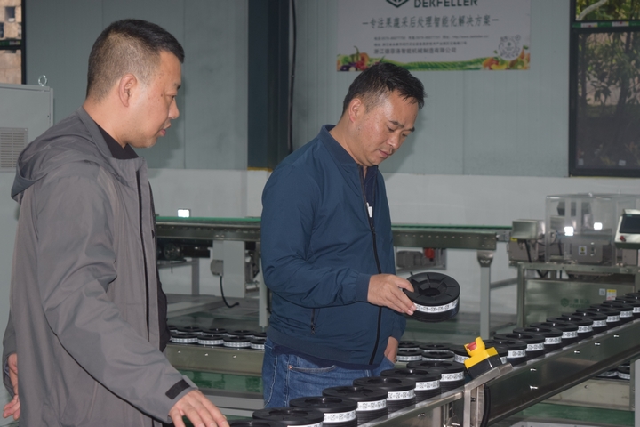 分管领导参观分拣线.JPG