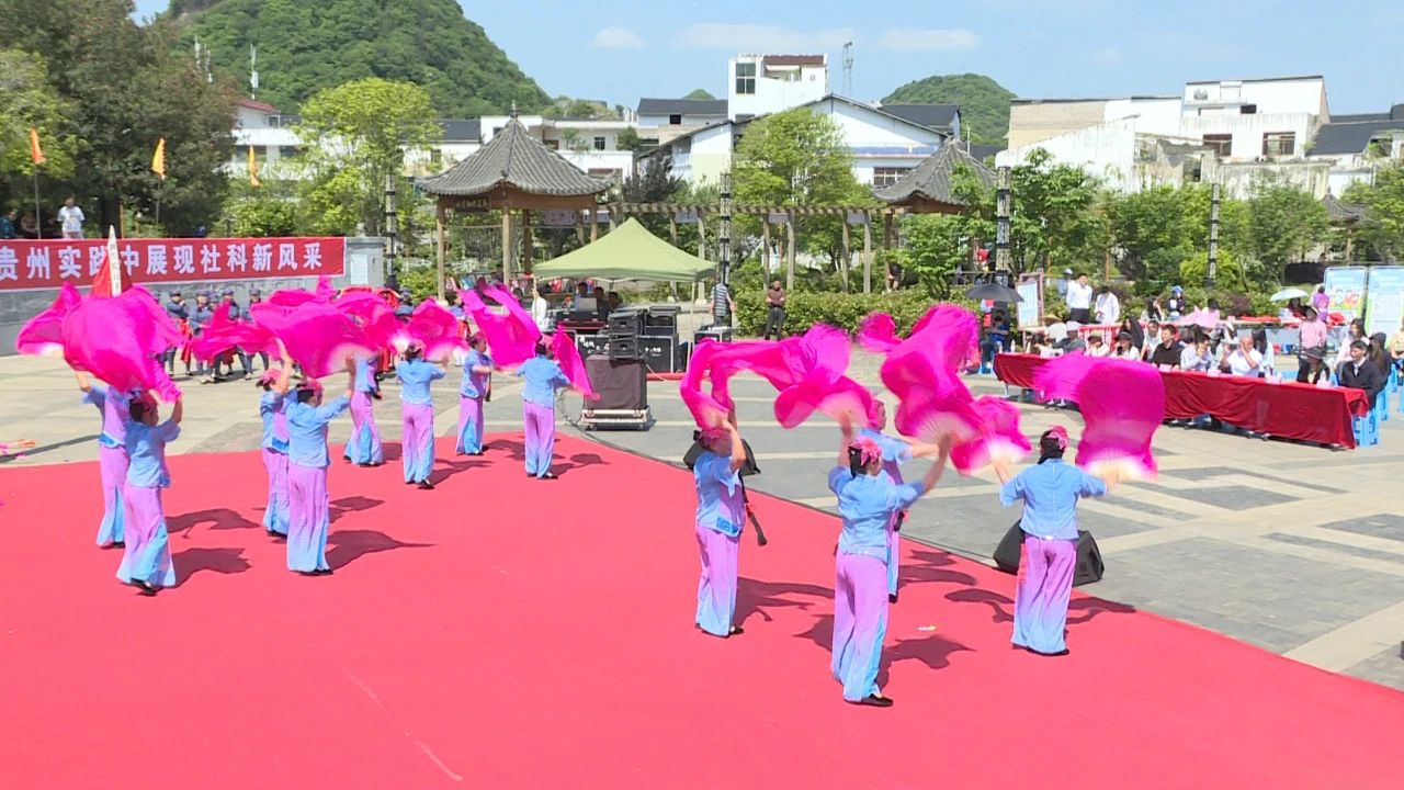 图为仪式现场。