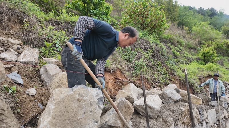 貴州省黔西市五裡鄉北海村機耕道修建現場，村民正在壘砌路基。
