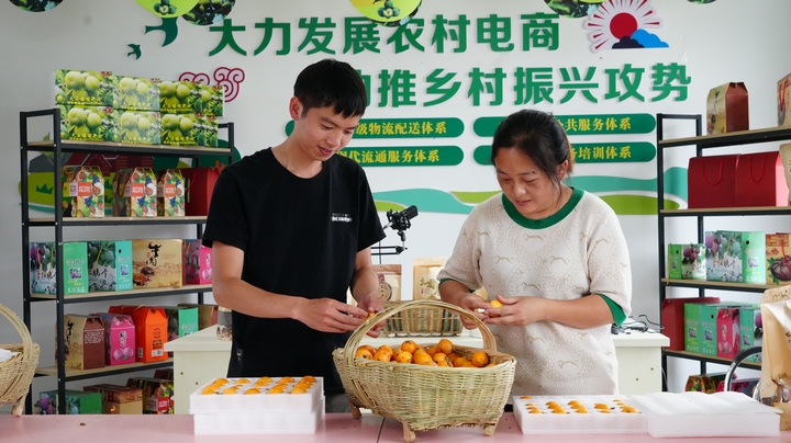 工作人员正在包装枇杷。.jpg