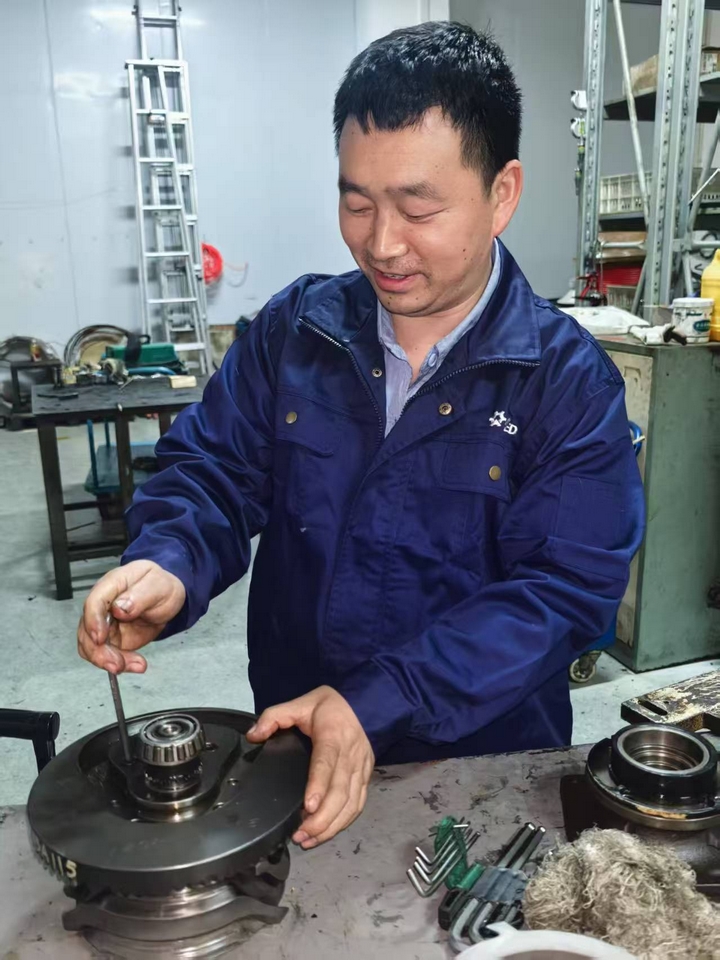 钟显兵在工作中。.jpg