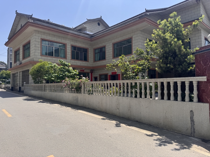 金沙縣岩孔街道東光社區村民家庭院門口綠樹成蔭，繁花似錦。吳艷禹 攝.jpg