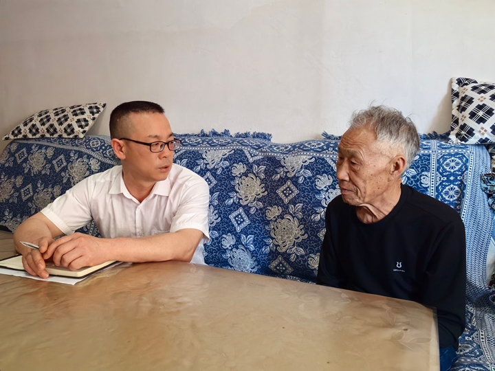 石阡县汤山街道平阳社区城镇公益性岗位人员林云上门了解网格居民生活情况。