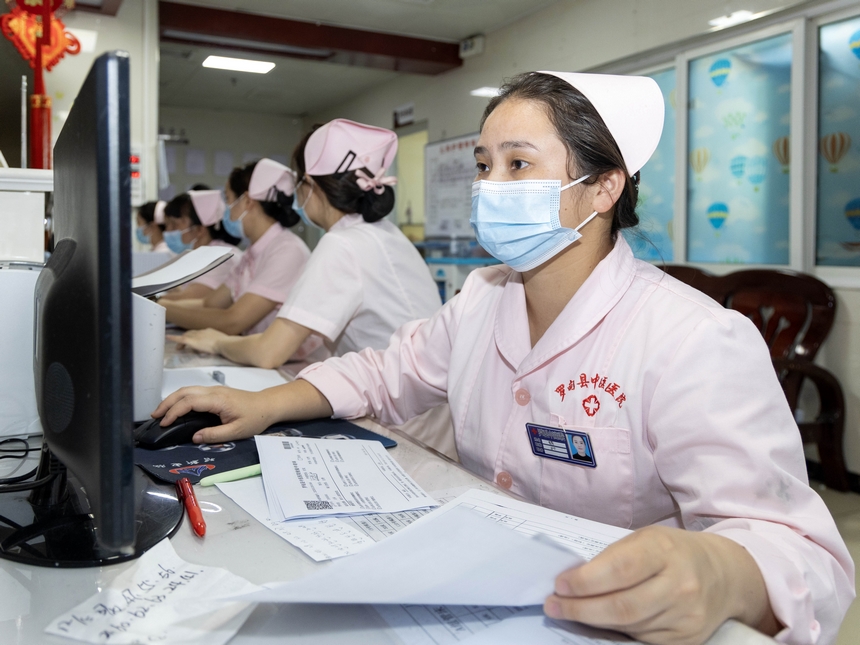 护士在贵州省黔南布依族苗族自治州罗甸县中医医院核对患者信息。