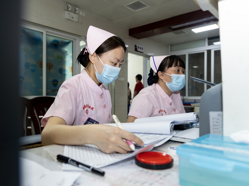 护士在贵州省黔南布依族苗族自治州罗甸县中医医院核对患者信息。 