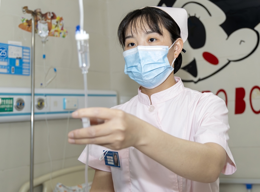 护士在贵州省黔南布依族苗族自治州罗甸县中医医院为患者进行输液。