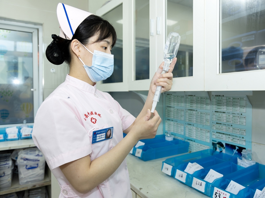 护士在贵州省黔南布依族苗族自治州罗甸县中医医院为患者配药。