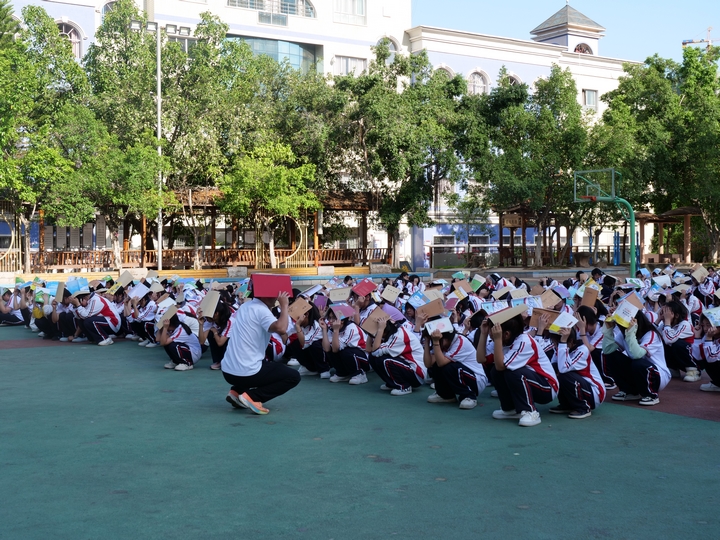 罗甸县民族中学防震减灾演练现场.jpg