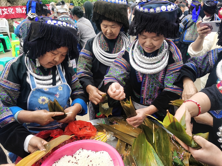 苗族同胞制作五色糯米饭现场。