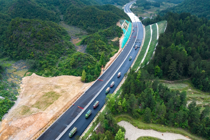 航拍贵平高速路面4标段沥青路面摊碾施工现场。人民网记者 涂敏摄
