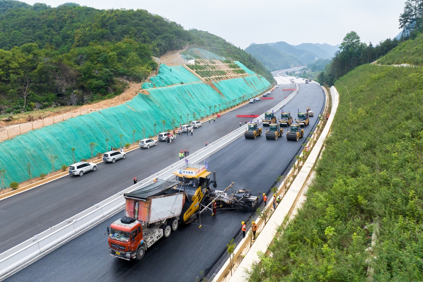 航拍贵平高速路面4标段沥青路面摊碾施工现场。人民网记者 涂敏摄